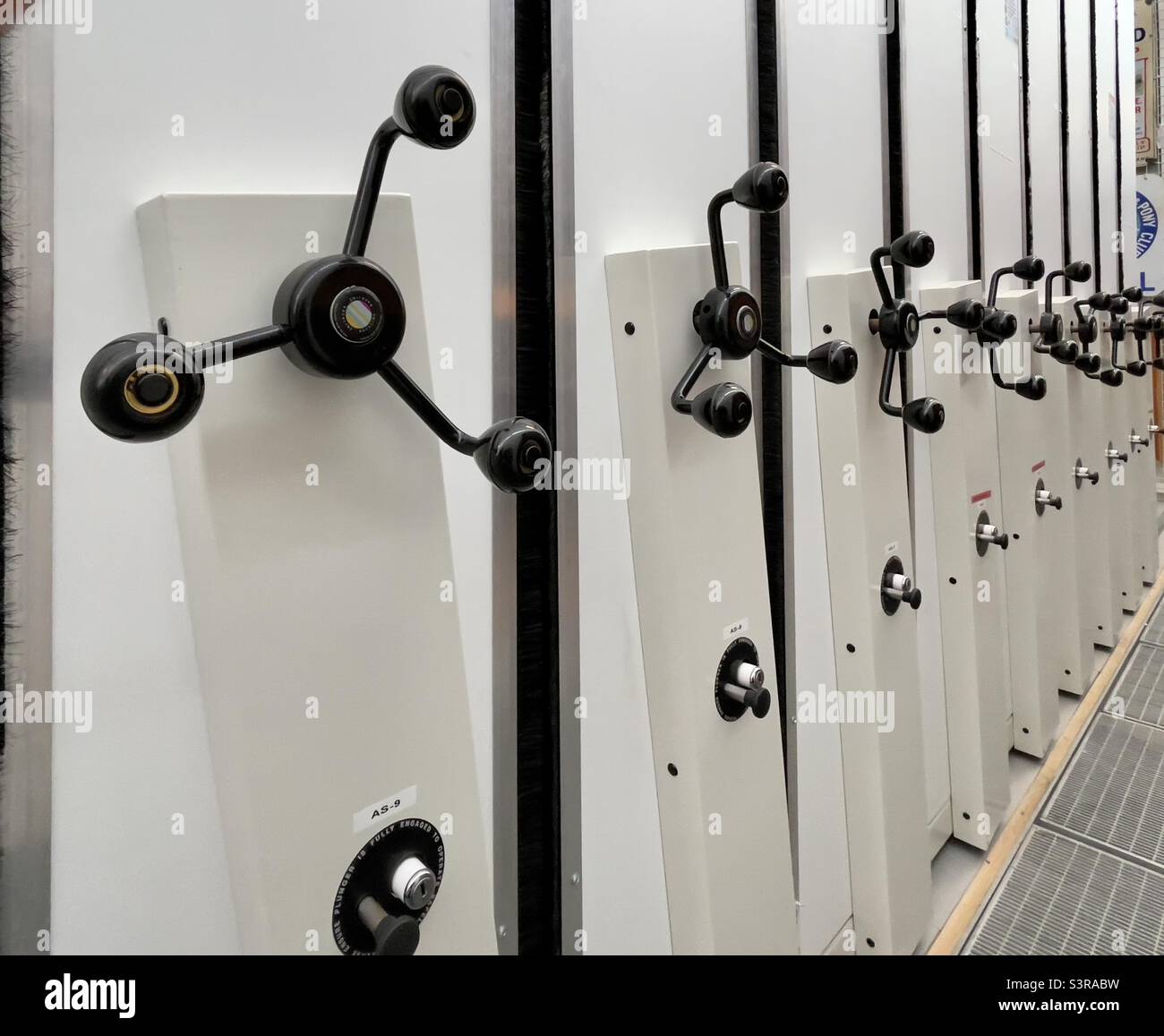 Una fila di armadi di stoccaggio che ospitano parte della collezione presso il Museo della vita rurale di Reading University UK Foto Stock