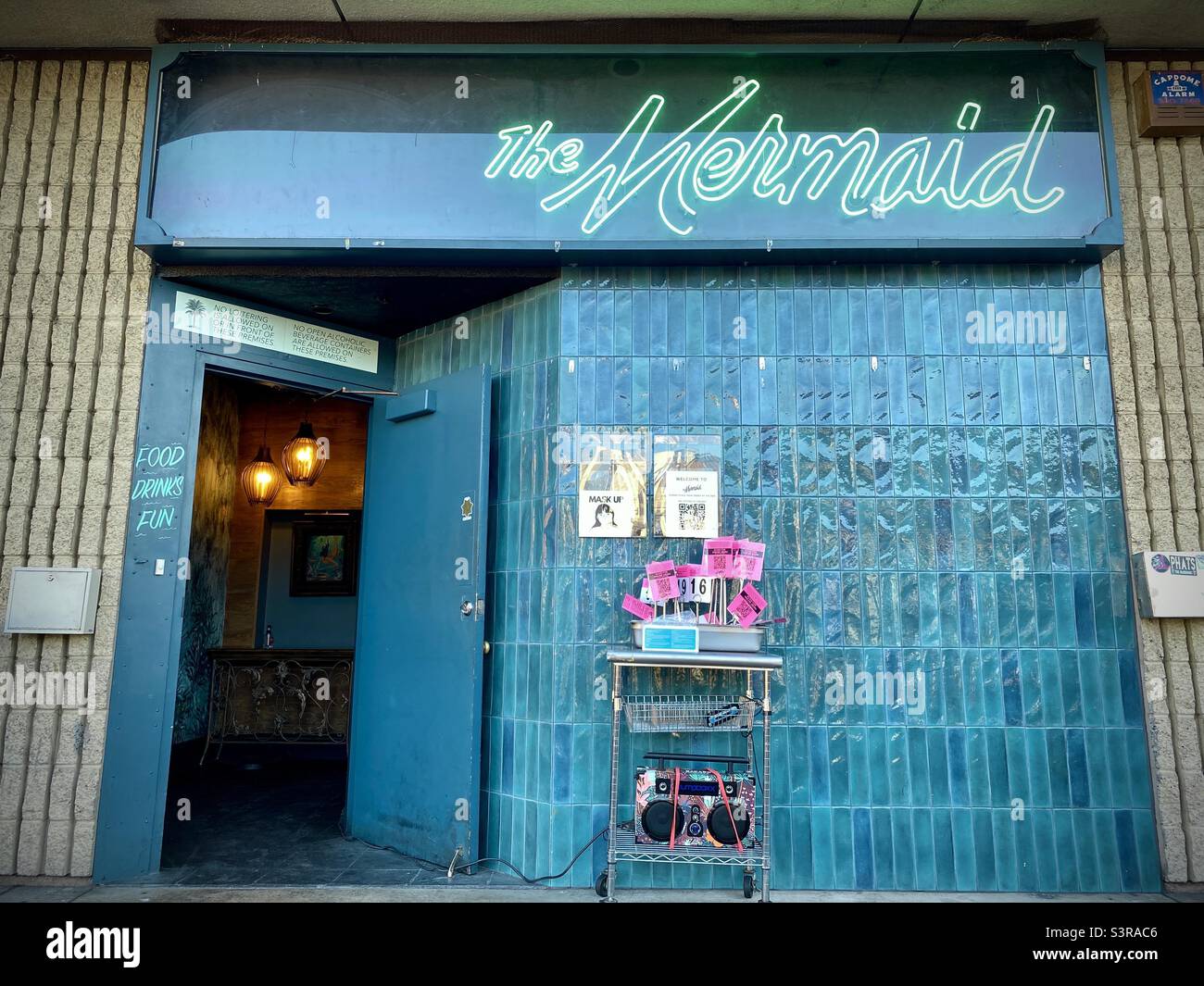 LOS ANGELES, CA, AGO 2021: Esterno verde smeraldo del bar Mermaid, vicino al quartiere artistico nel centro città - Immagine stock catturata con smartphone