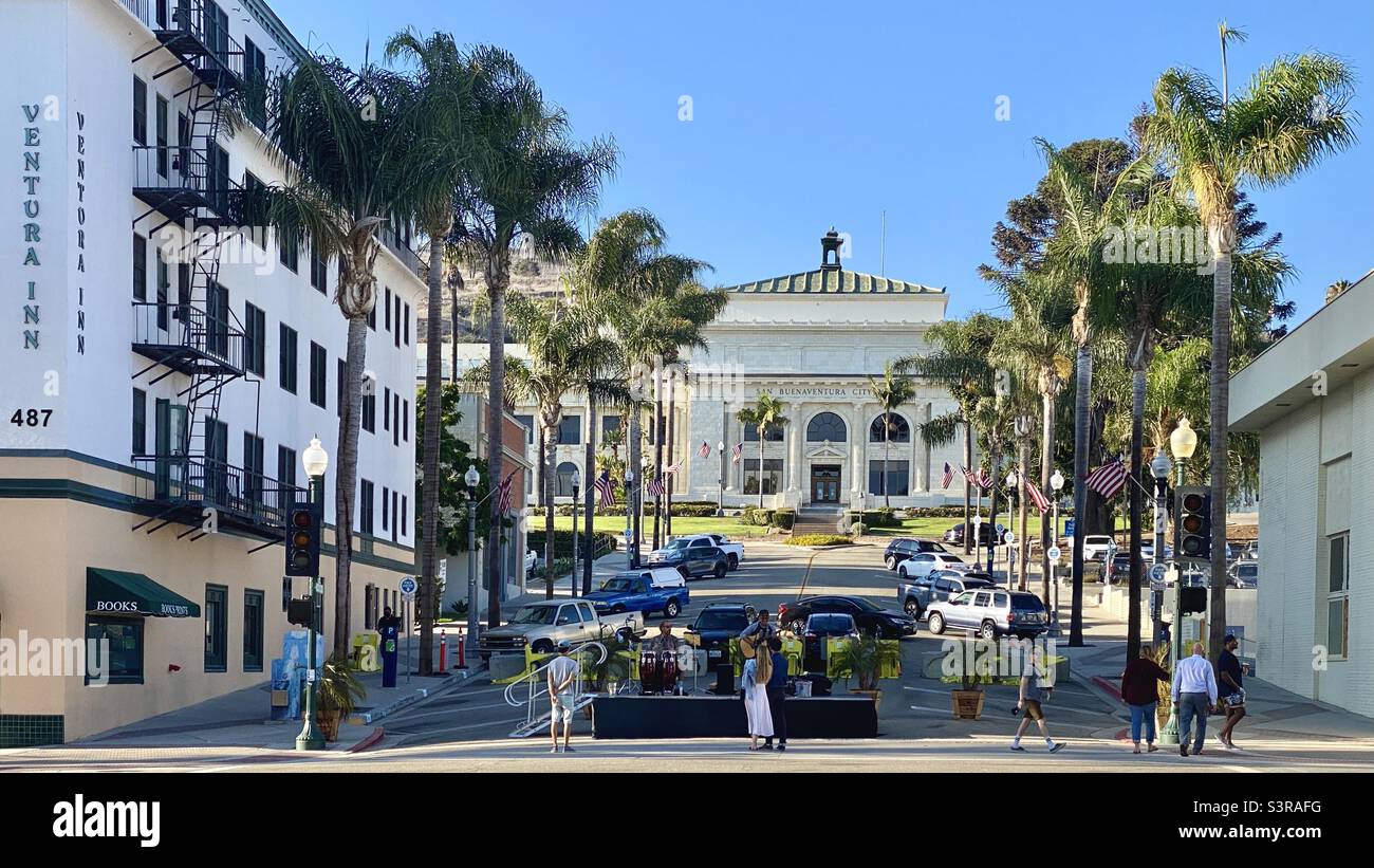 VENTURA, CA, AGO 2021: Main Street con una band stand allestito per l'intrattenimento serale, edifici storici e palme sui lati e sullo sfondo Foto Stock