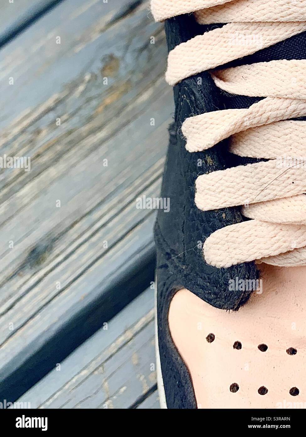 Scarpa da tennis da uomo pesca e nera Foto Stock