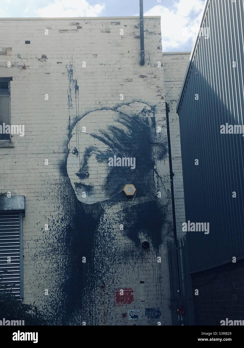 Ragazza con eartdrum trafitto Banksy Vermeer Street art a Bristol Foto Stock
