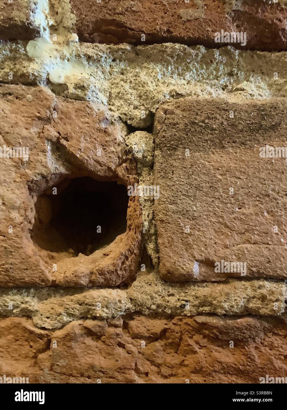 Buco in Brick Wall Foto Stock