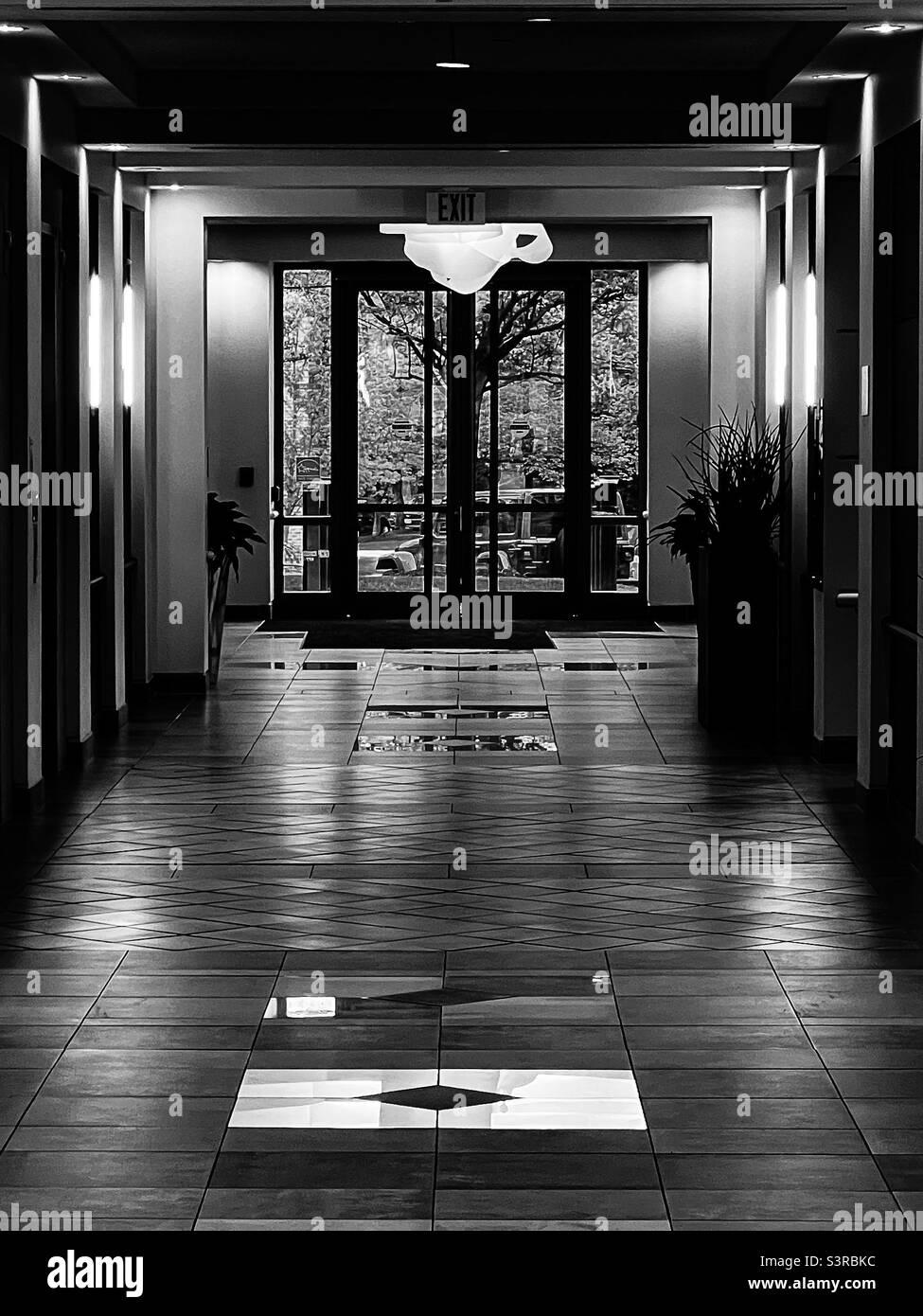 Il modo di casa in bianco e nero di uscita da un edificio di uffici Foto Stock
