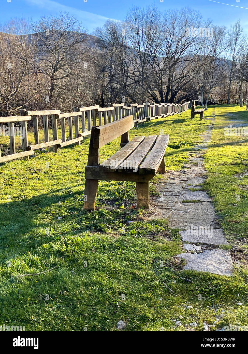 Panchine in legno. Parco Nazionale della Sierra de Guadarrama, Spagna. Foto Stock