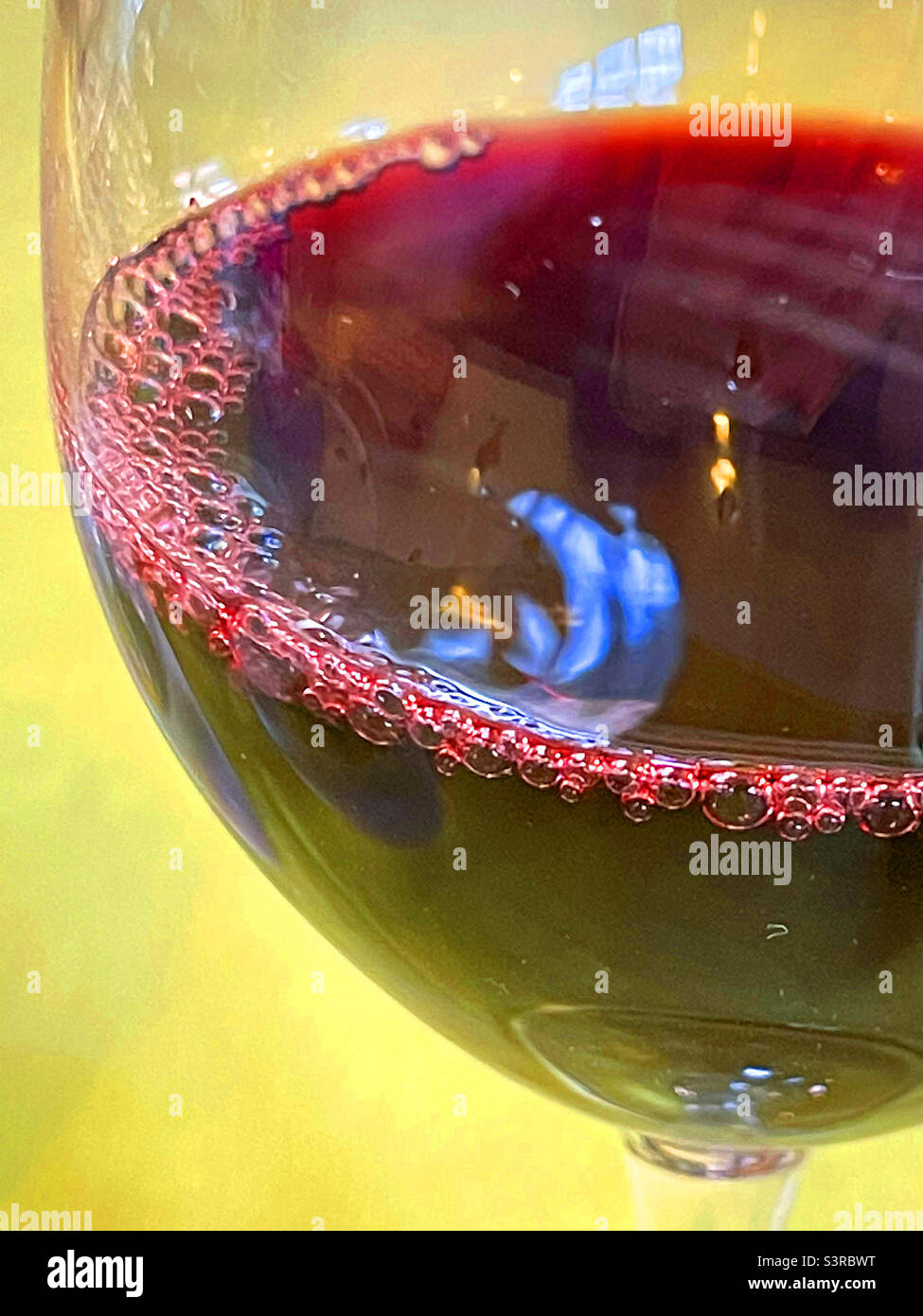 Bicchiere di vino rosso. Chiudi vista. Foto Stock