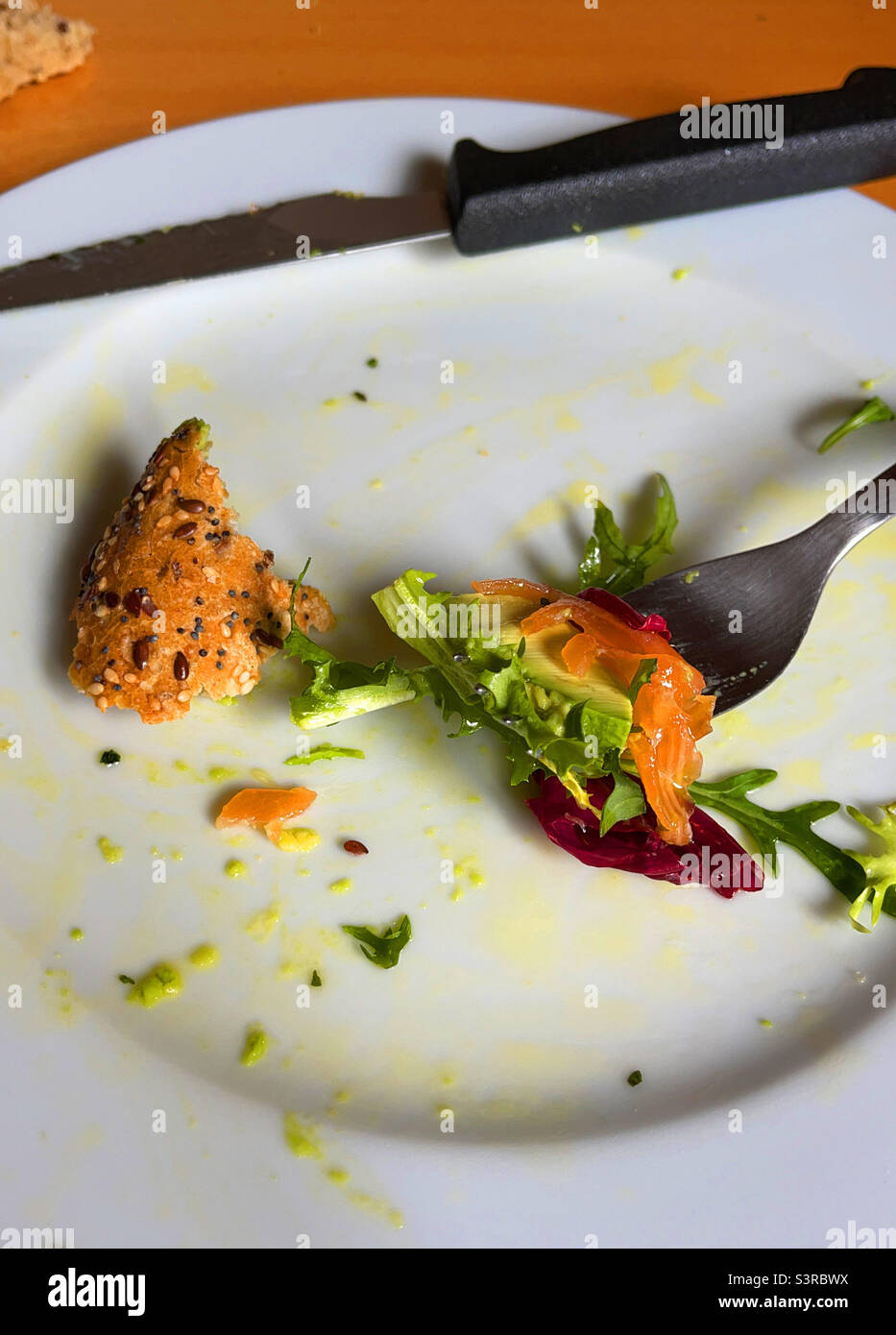 Salmone affumicato e avocado con insalata di lattuga. Avanzi. Foto Stock