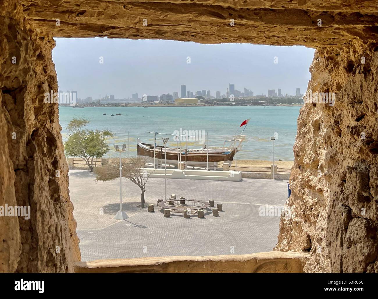 Una barca ormeggiata con Manama, Bahrain sullo sfondo Foto Stock