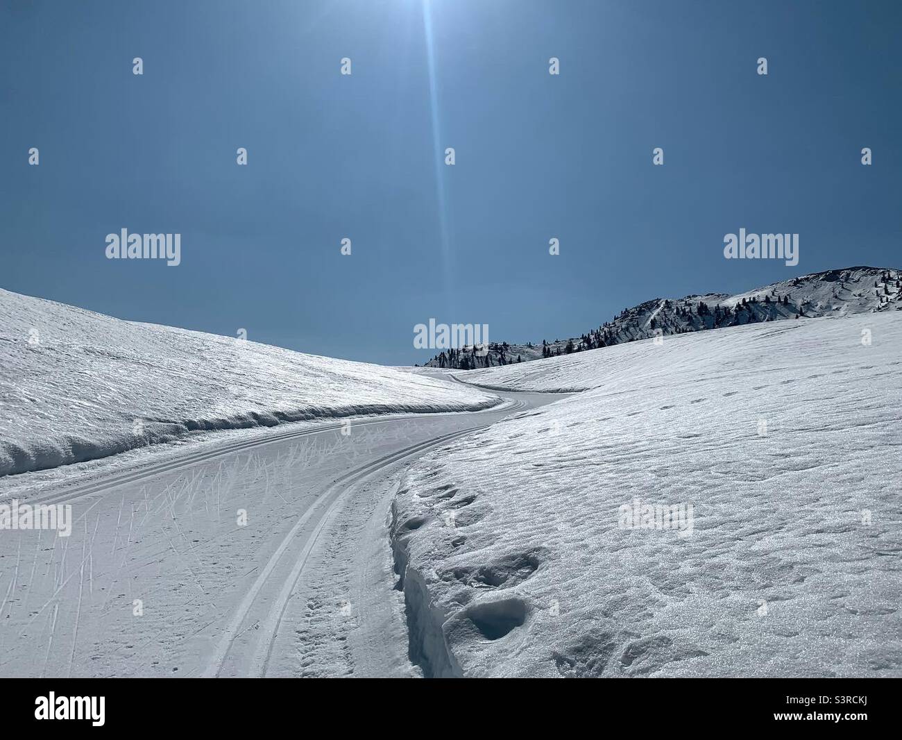 Pista da sci di fondo in una soleggiata giornata primaverile a Prato Piazza, Italia. Foto Stock