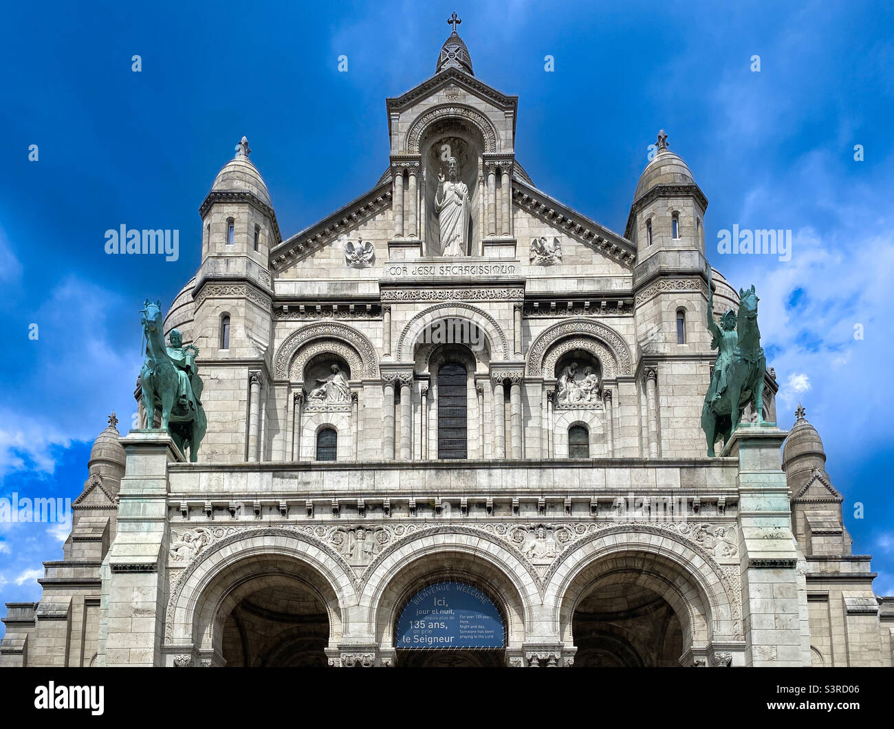Facciata/ingresso alla Basilica del Sacro cuore di Parigi, comunemente conosciuta come Basilica del Sacro cuore Cœur Foto Stock