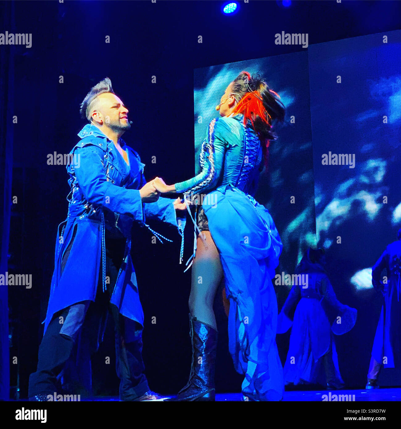 Marzo 2022, un uomo e una donna che si esibiscono nello spettacolo Epic Rock della Playlist Productions a bordo della conquista del Carnevale durante una crociera da Miami, Florida, alle Bahamas - Immagine stock catturata con smartphone