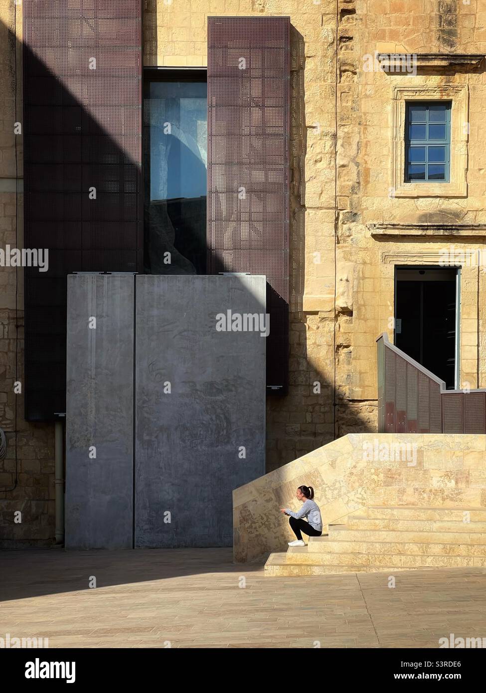 Ombre e architettura, Pjazza Jean de Valette, Valletta, Malta - Immagine stock catturata con smartphone