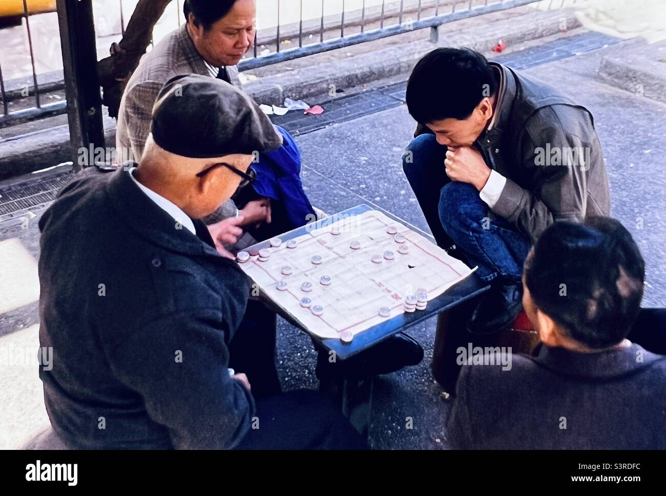 Uomini che giocano a tradizionale gioco da tavolo cinese nel centro di San Francisco Chinatown Foto Stock