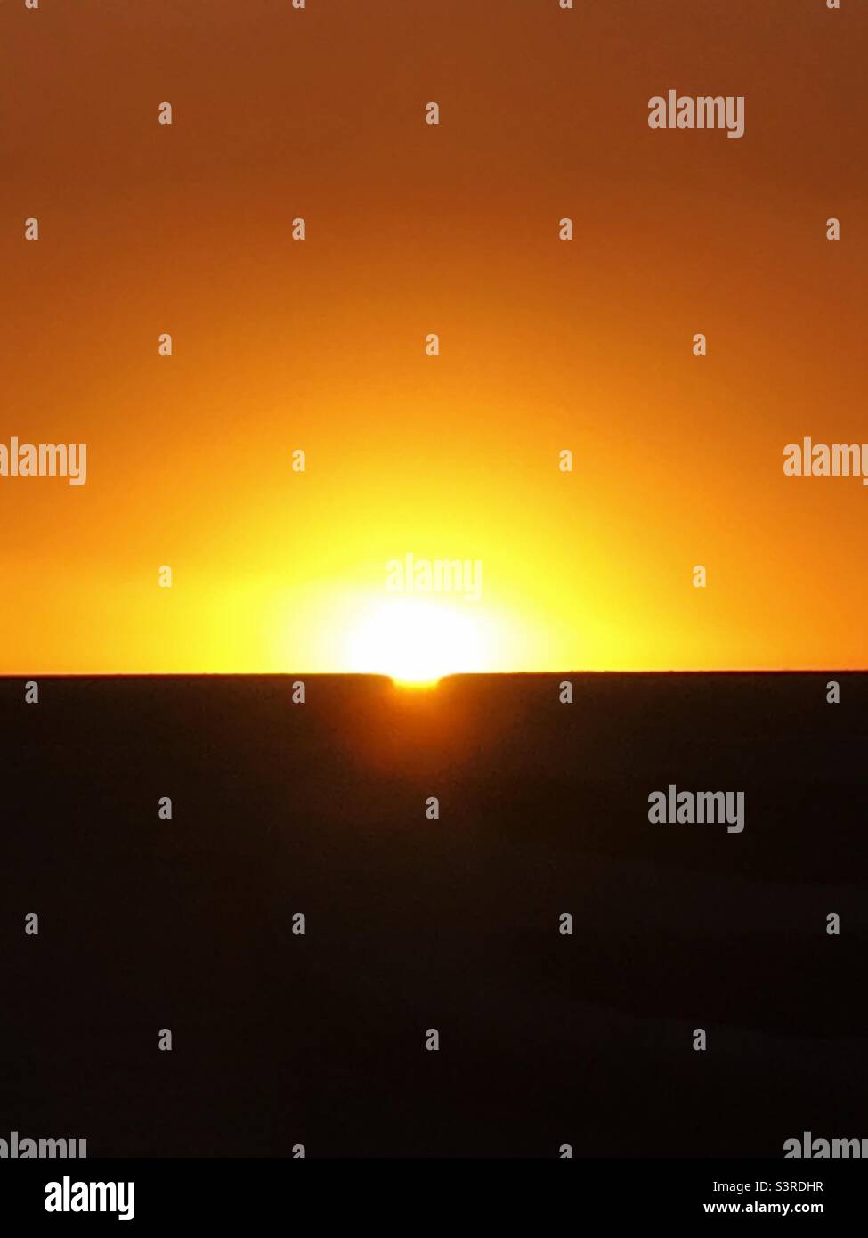 Sole che sorge, guardando attraverso una finestra Foto Stock