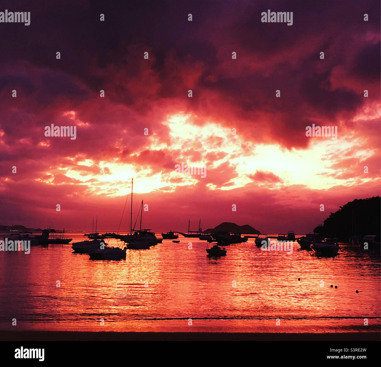 Fiery tramonto sulla baia di Buzios, Brasile. Foto Stock