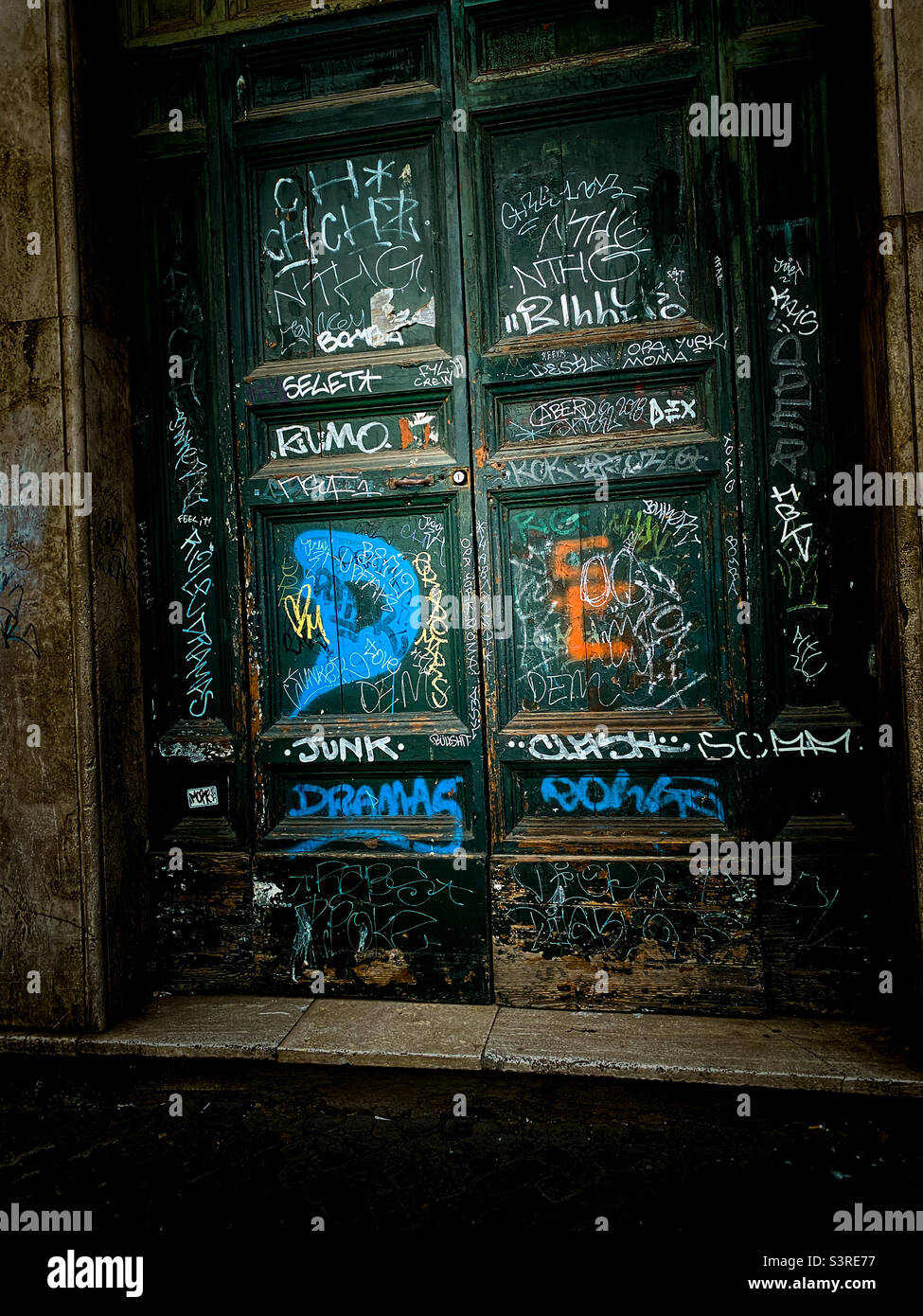 Porta abbandonata rivendicata con graffiti e arte urbana Foto Stock