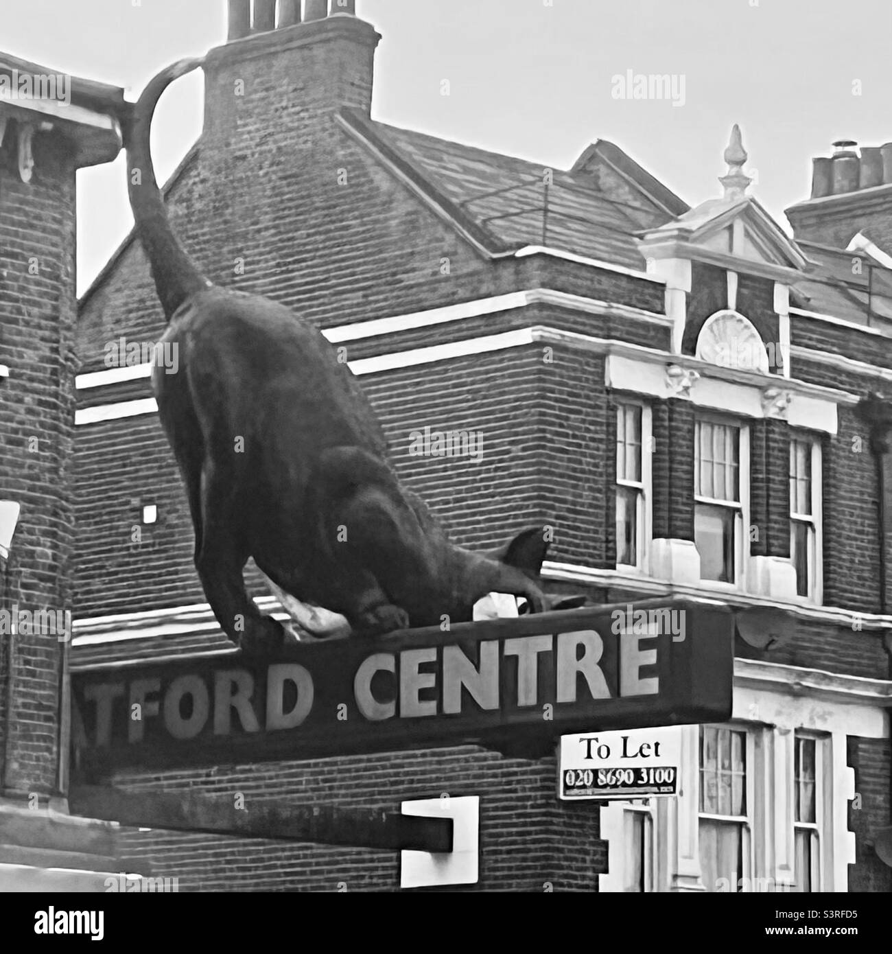 Catford Centre con cartello "a lasciare" e scultura in vetroresina di gatto nero Foto Stock