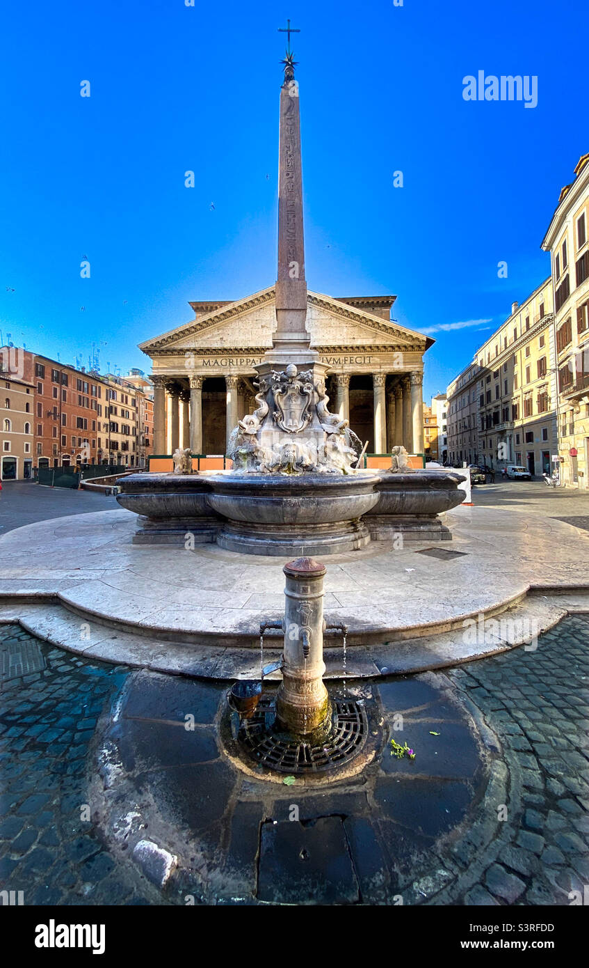 Piazza della rotonda con la Fontana del Pantheon in primo piano e lo storico Pantheon sullo sfondo. Roma, Italia Foto Stock
