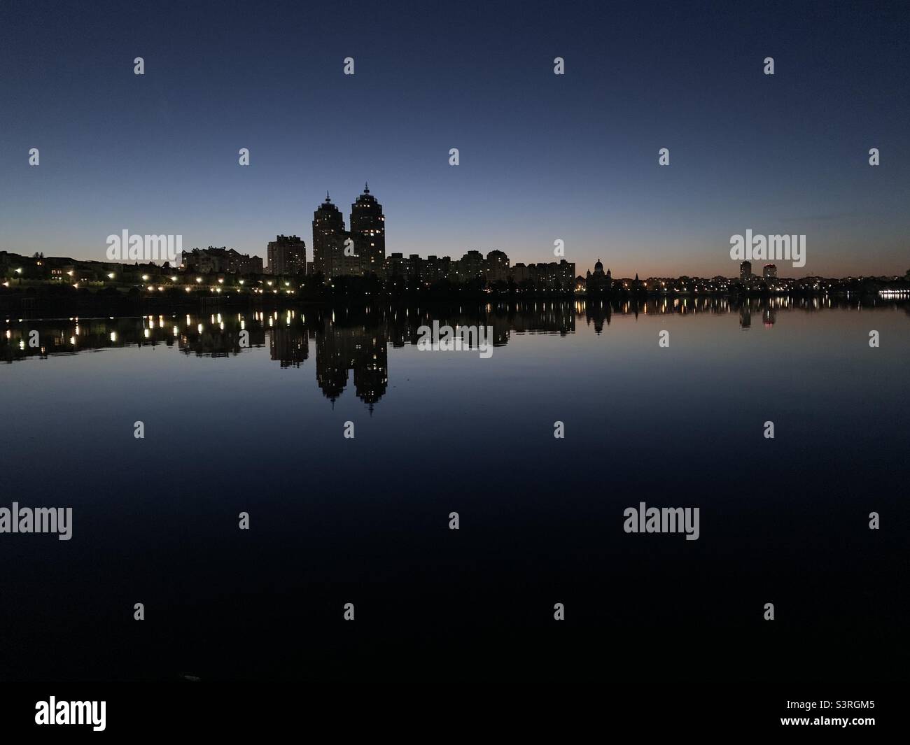 Obolon argine del fiume Dnieper in serata. Kiev, Ucraina Foto Stock