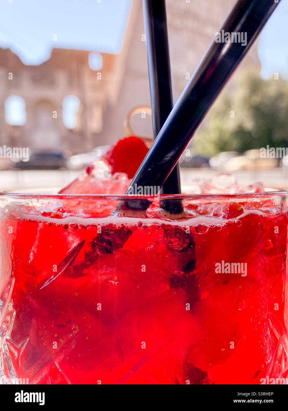 Drink estivo freddo per combattere la calda estate italiana di fronte al Colosseo a Roma - Immagine stock catturata con smartphone
