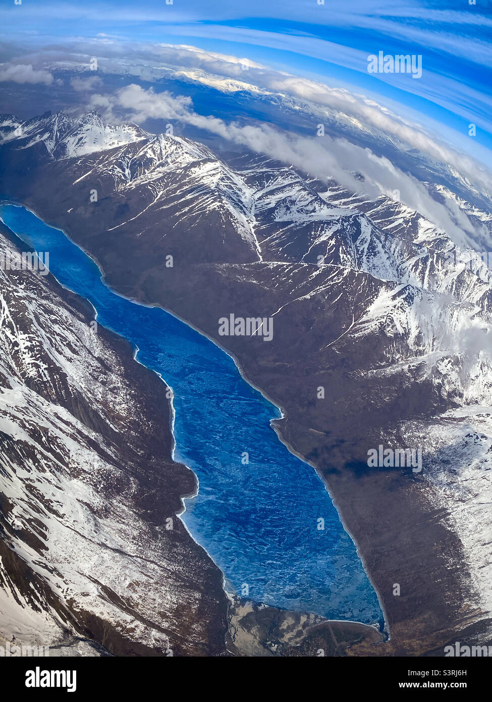 Lago alpino nella natura selvaggia invernale dell'Alaska Foto Stock