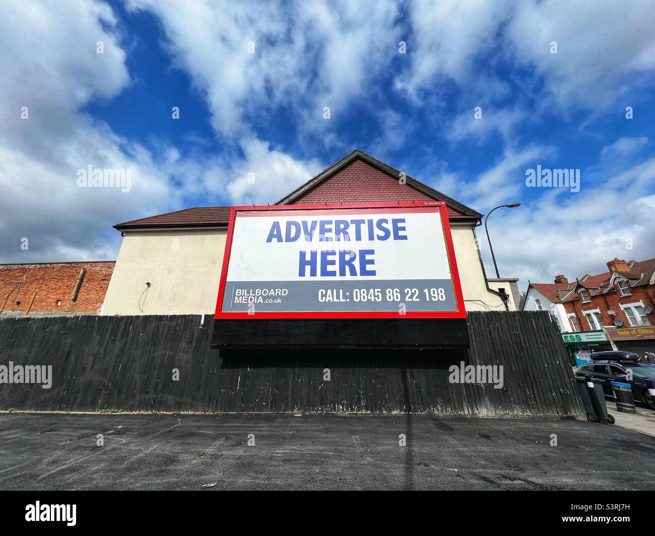 Uno spazio pubblicitario su cartelloni pubblicitari a Catford, Londra, Inghilterra, nel maggio 2022 - Immagine stock catturata con smartphone