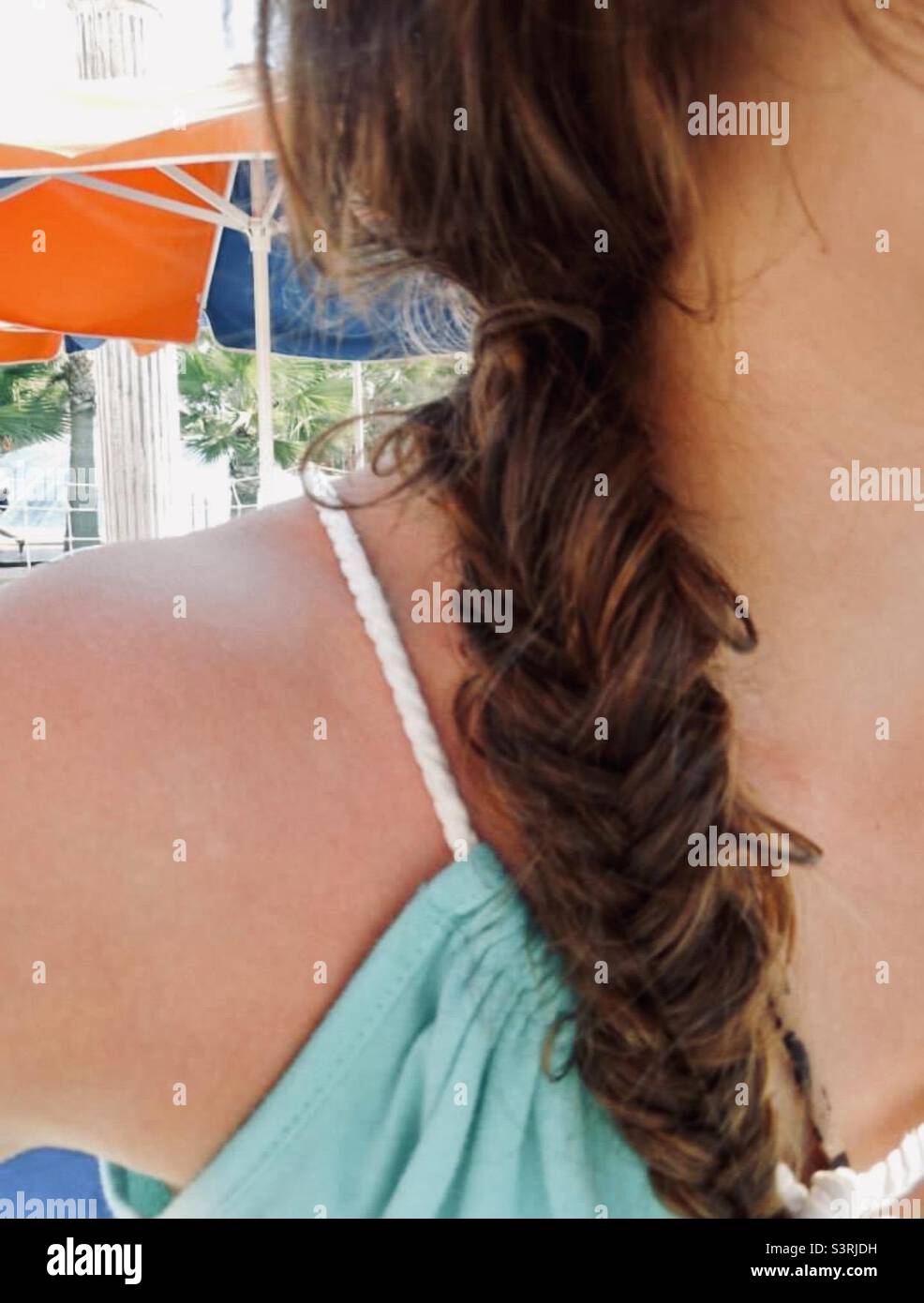 Treccia di Fishbone nei capelli Foto Stock