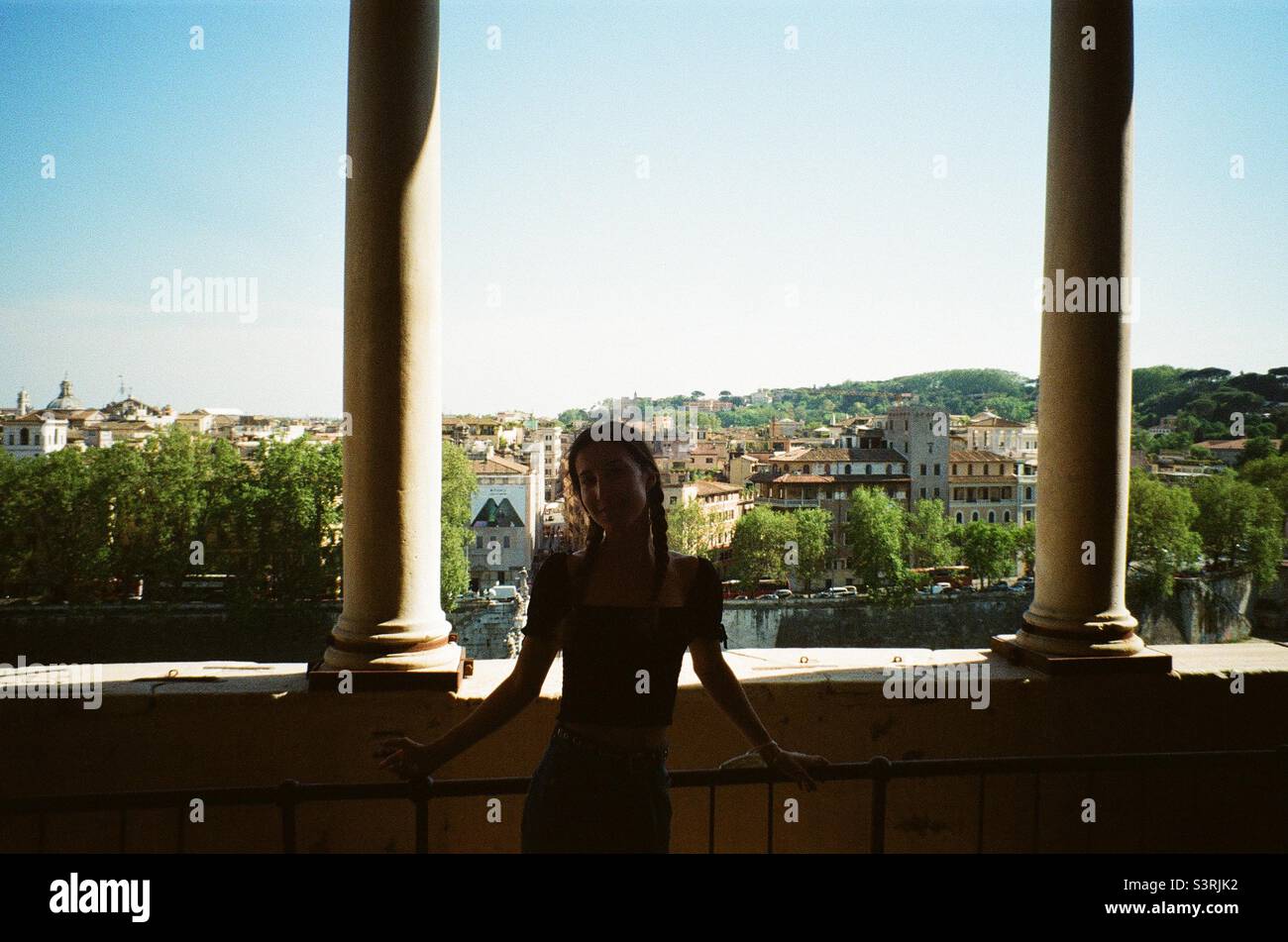 Una ragazza a Castelo Sant’Angelo Roma Foto Stock