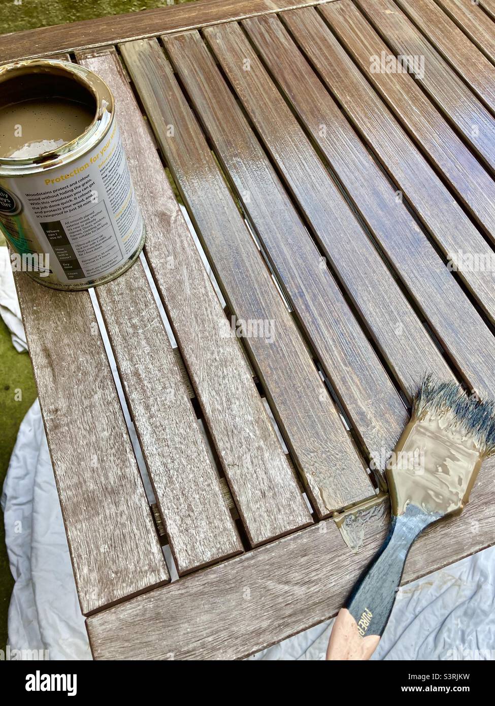 Tempo di dipingere i tavoli da giardino Foto Stock
