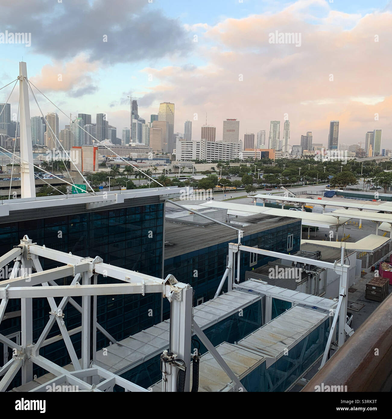 Marzo 2022, ritorno al porto la mattina presto dopo una crociera a bordo del Carnival Conquest, Port Miami, Miami, Florida, Stati Uniti Foto Stock