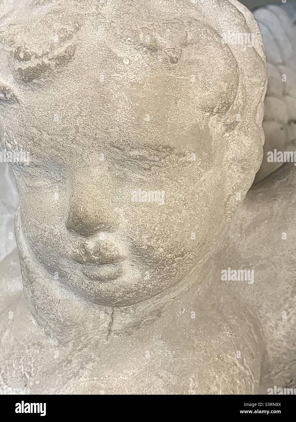 Primo piano di cherubino bianco testurizzato - Immagine stock catturata con smartphone