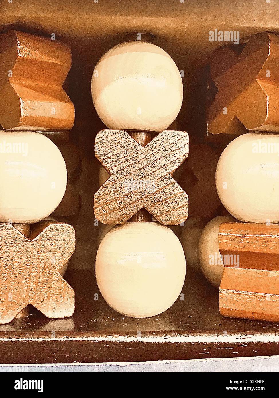 Gioco di tic-tac-toe in legno testurizzato in tan e brown Foto Stock