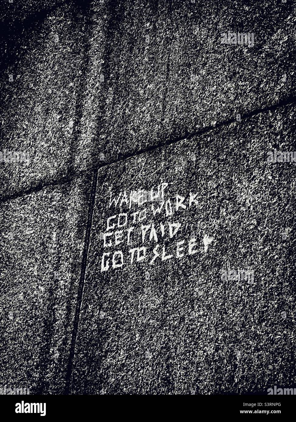 Stencil Graffiti sul lato dell'edificio di Londra South Bank - Immagine stock catturata con smartphone