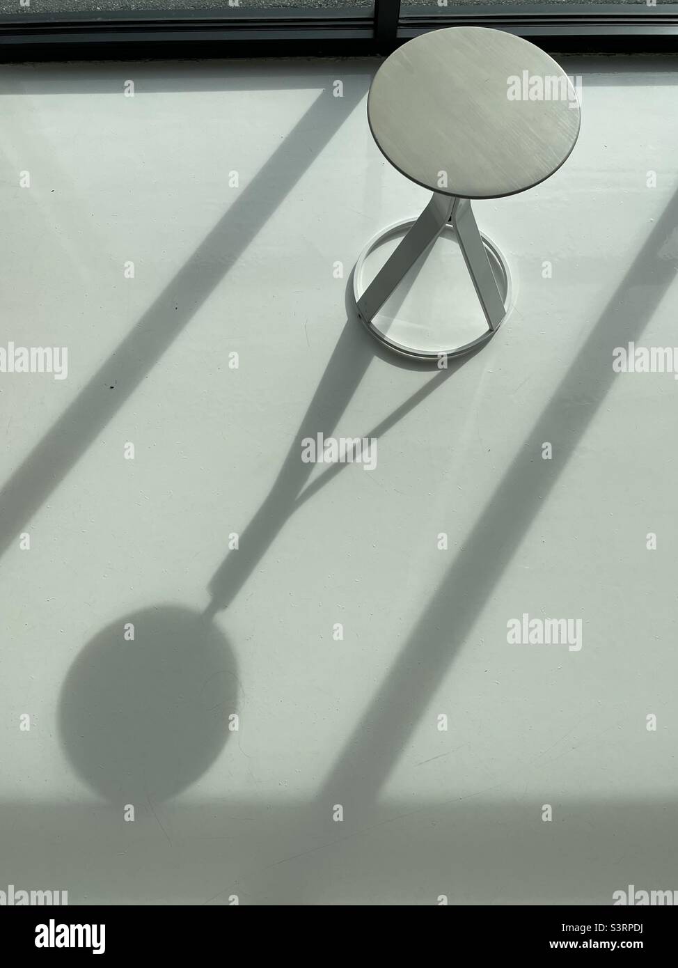 Sgabello e ombre - Immagine stock catturata con smartphone