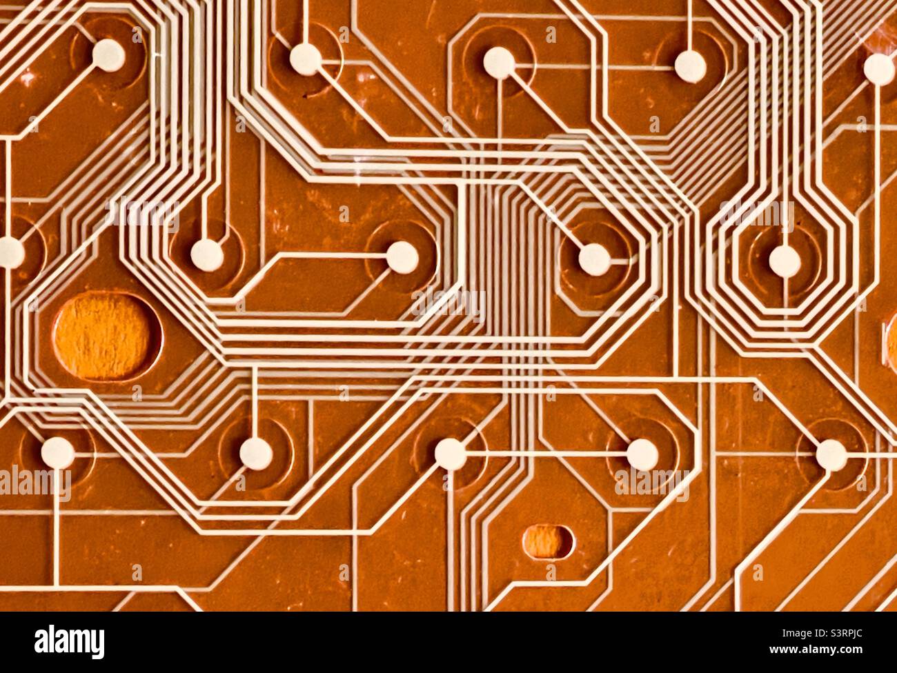 Un circuito stampato da una vecchia tastiera su sfondo arancione Foto Stock