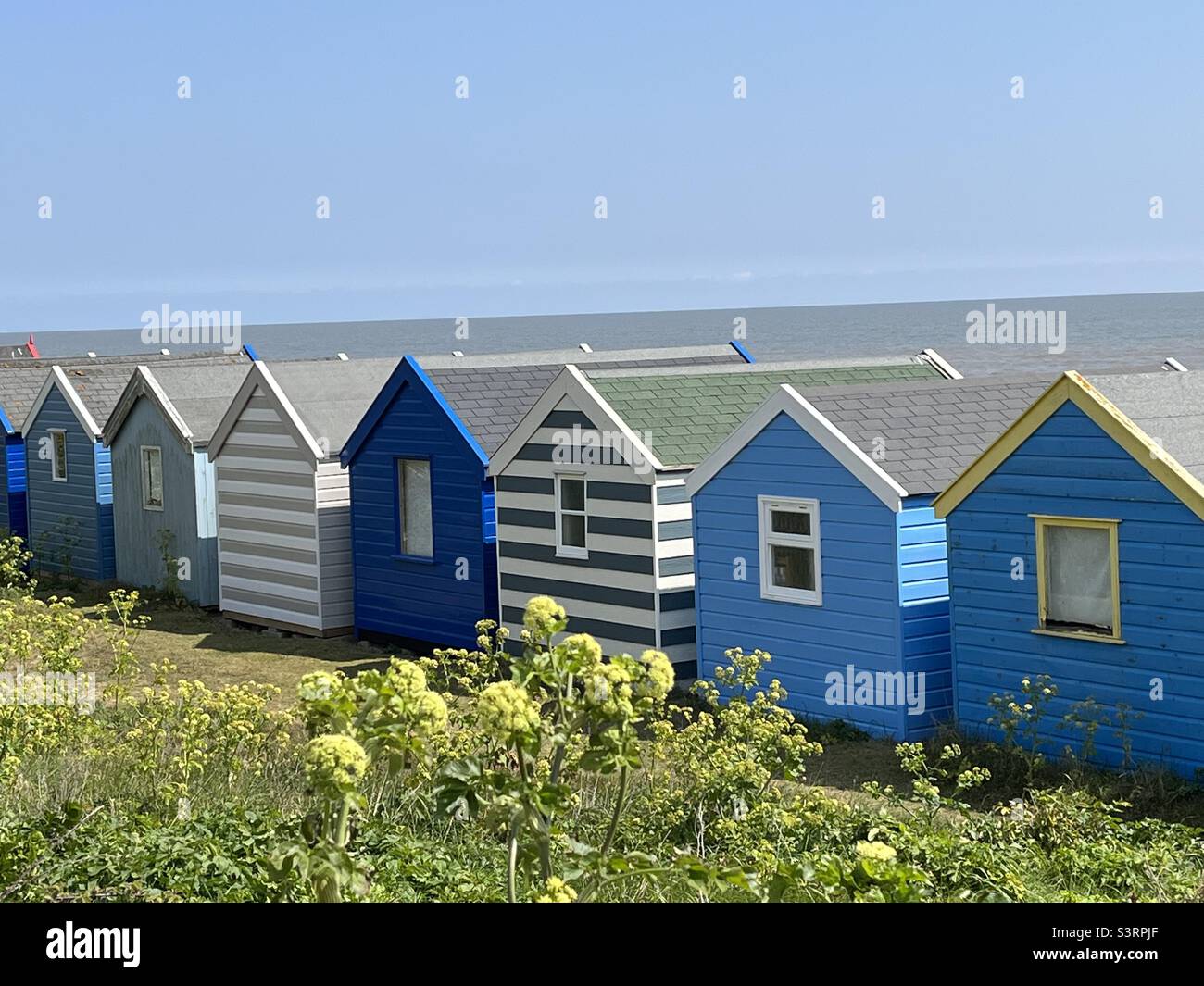 Fila di capanne sulla spiaggia a Southwold, Suffolk Foto Stock