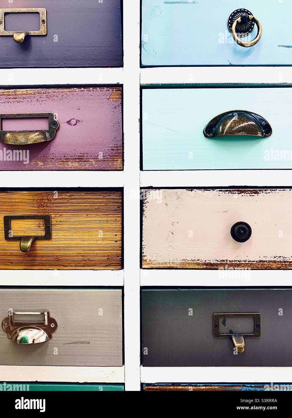 Foto adorabile, elegante e femminile. Comò/scrivania con 8 cassetti unici Foto Stock