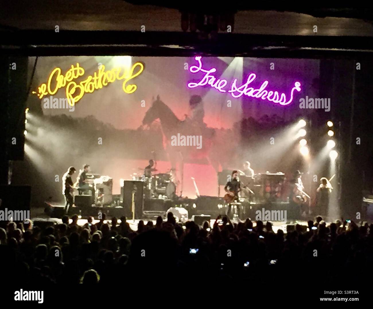 Gli Avett Brothers vivono al Landmark Theater di Syracuse New York il 7 luglio 2016. - Immagine stock catturata con smartphone