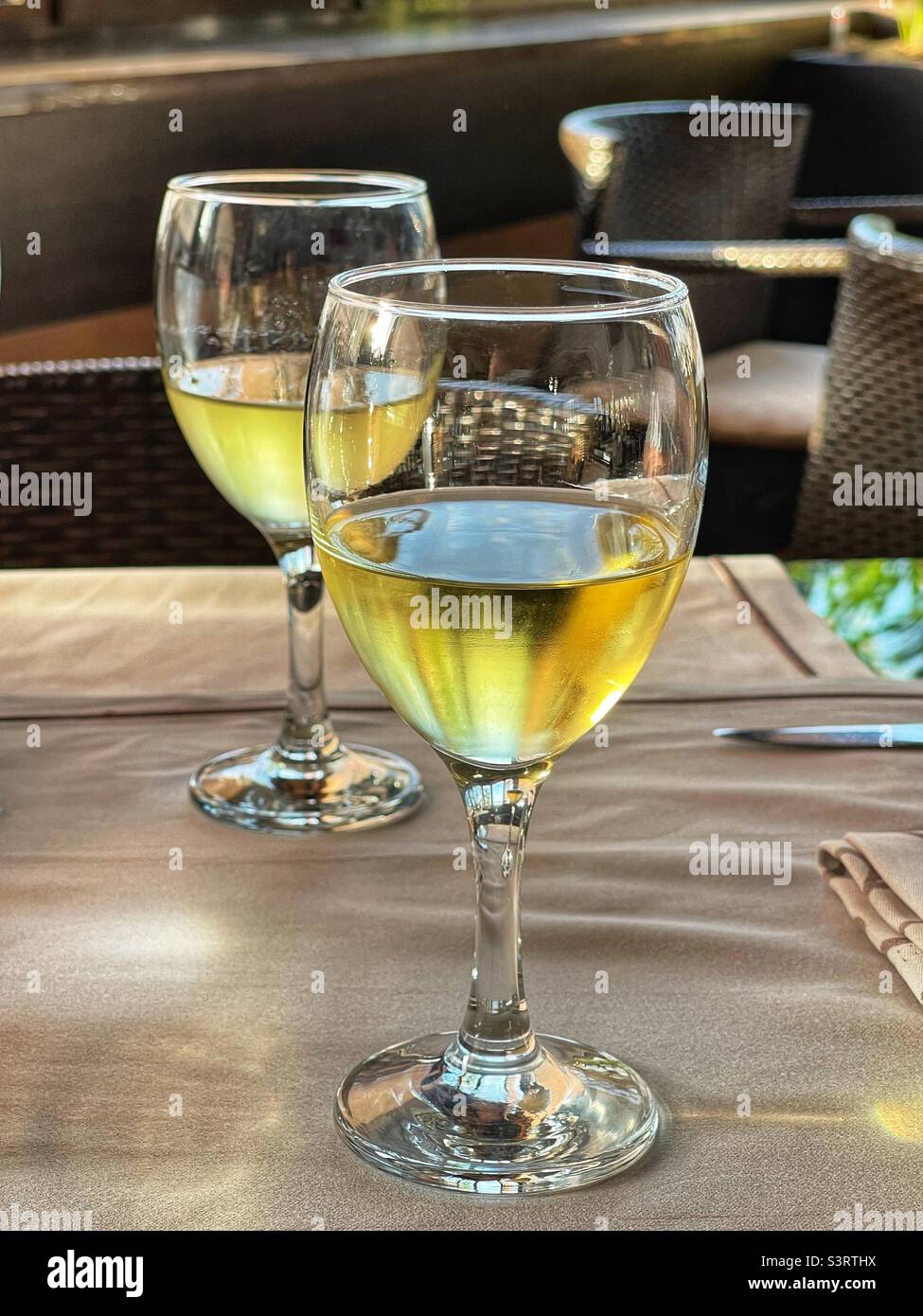 Due bicchieri di vino bianco fresco su un tavolo in un ristorante sul tetto Foto Stock