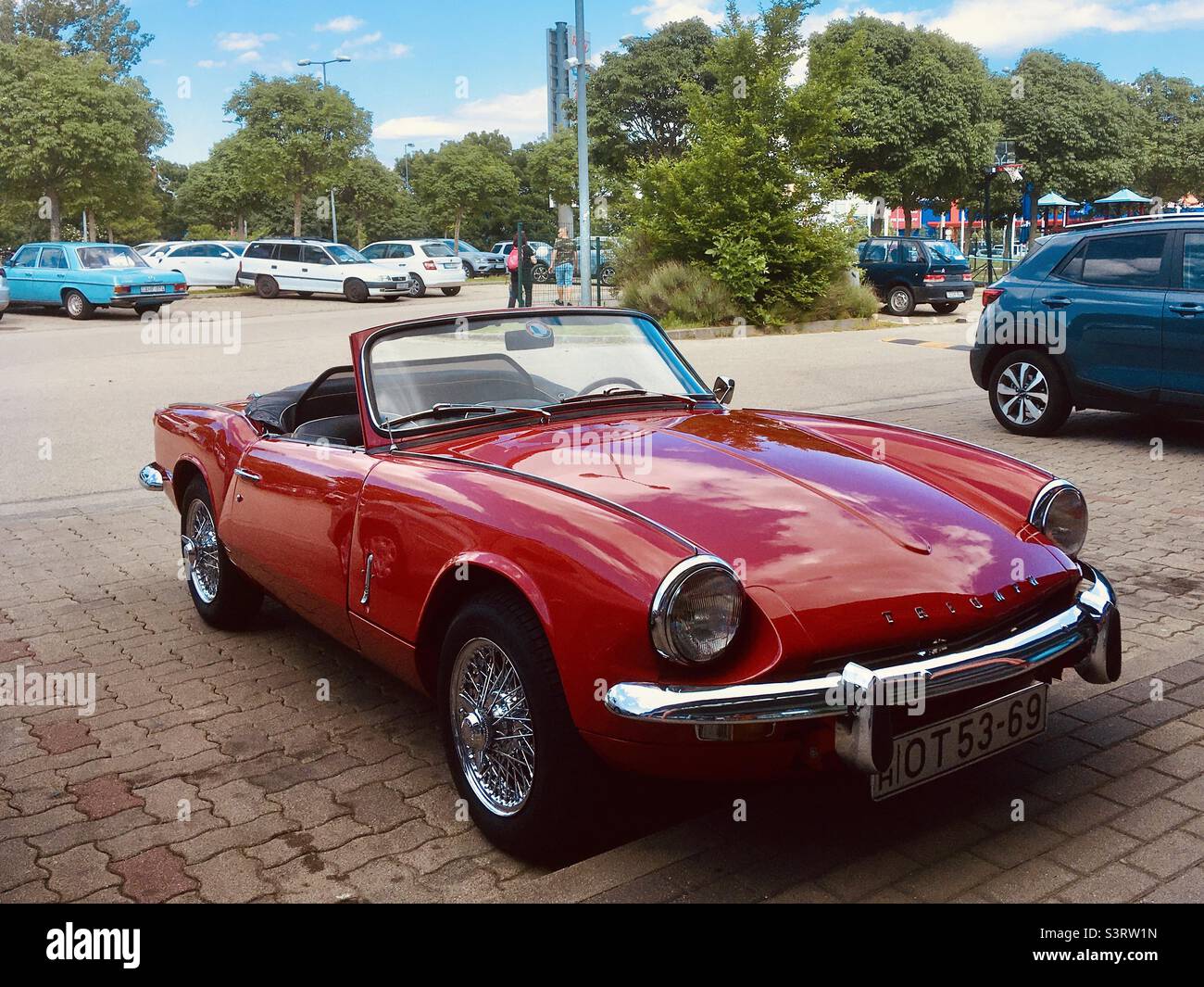 Triumph Spitfire rosso Oldtimer auto parcheggiata nel parcheggio Foto Stock