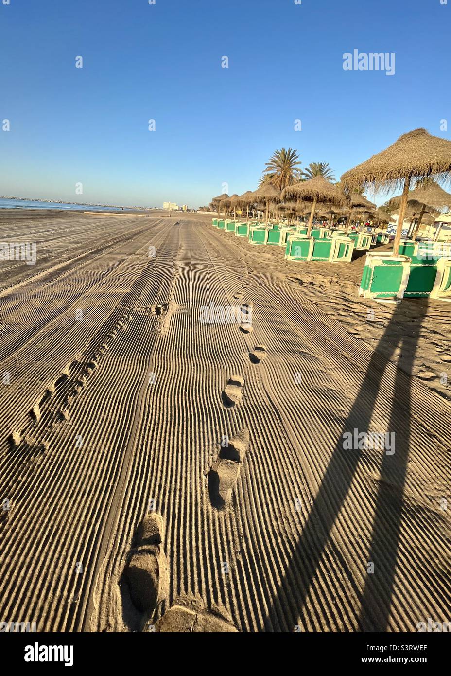 Impronte nella sabbia e ombra, Malaga Foto Stock