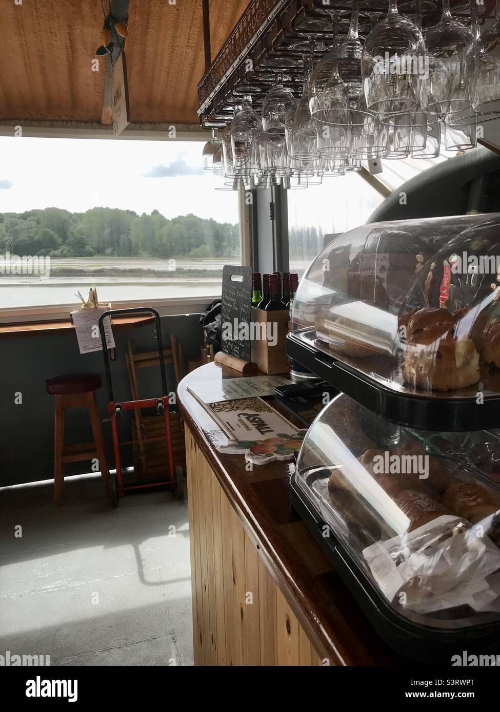 Deben Café Bar - a bordo di una ex nave della Marina svedese, ormeggiata sul fiume Deben a Melton, Woodbridge, Suffolk, Inghilterra, Regno Unito. Foto Stock