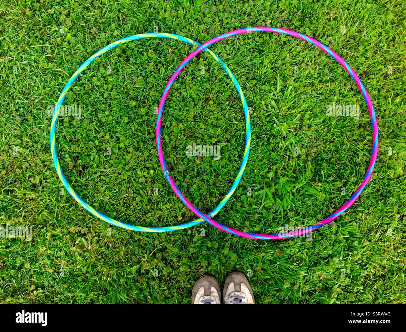 Passare a un semplice diagramma DI VENN sull'erba. Due cerchi intersecanti. All'aperto. Passi sul bordo. Contorni. Sovrapposizione. Foto Stock