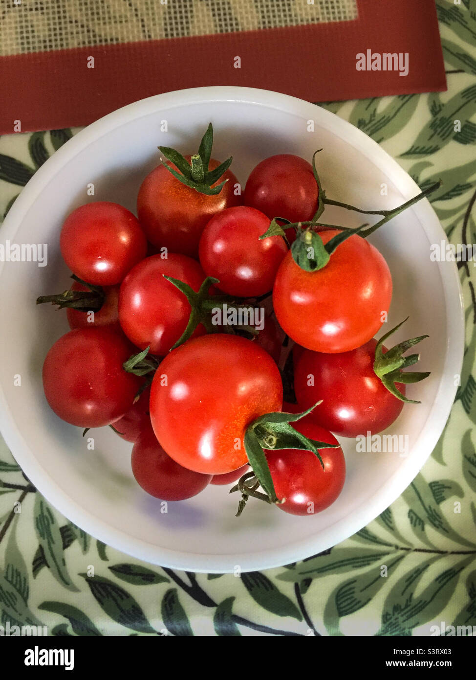 Ciotola di deliziosi pomodori rossi - Immagine stock catturata con smartphone