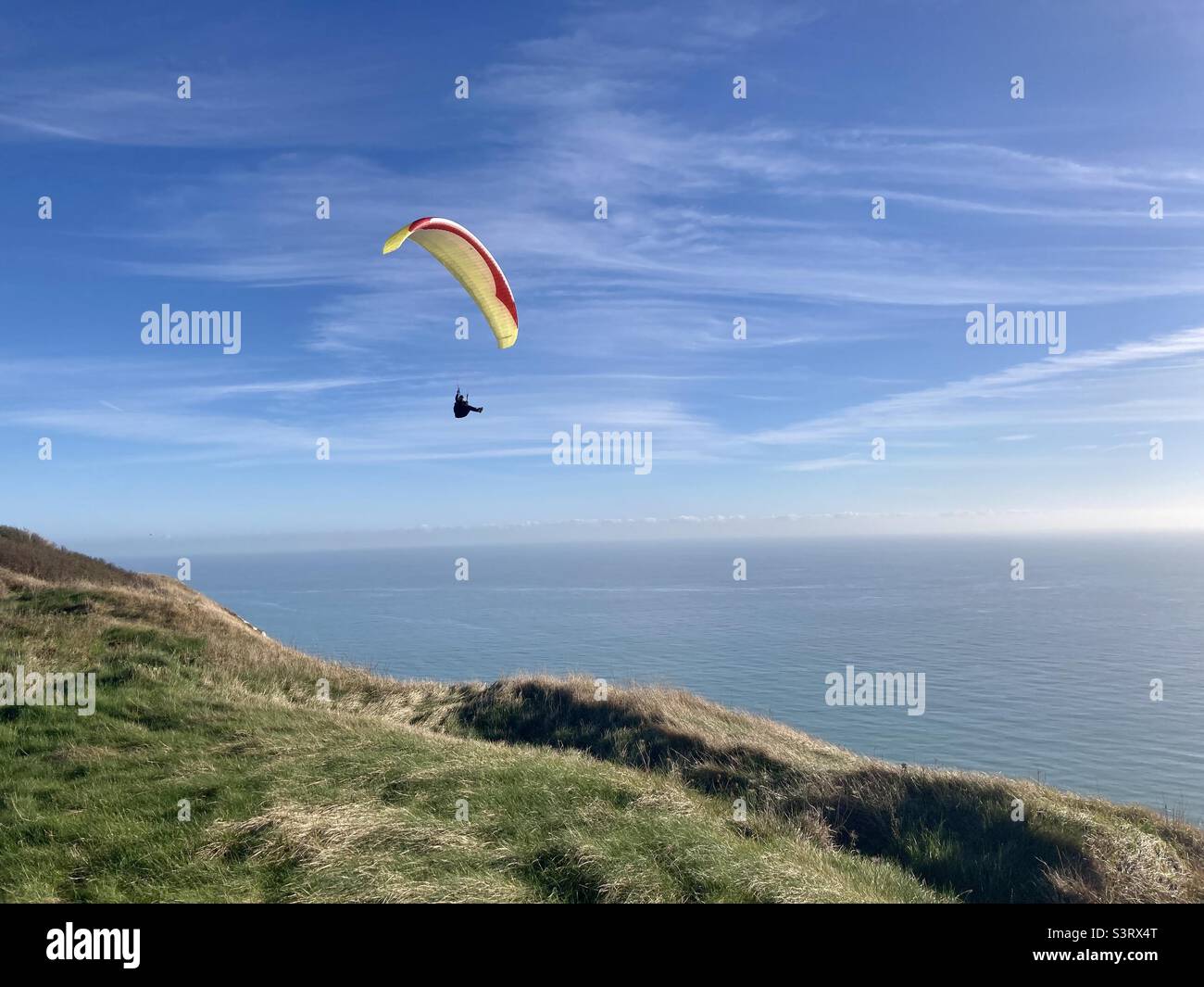 Parapendio sopra le scogliere - Kent Coast Inghilterra Foto Stock