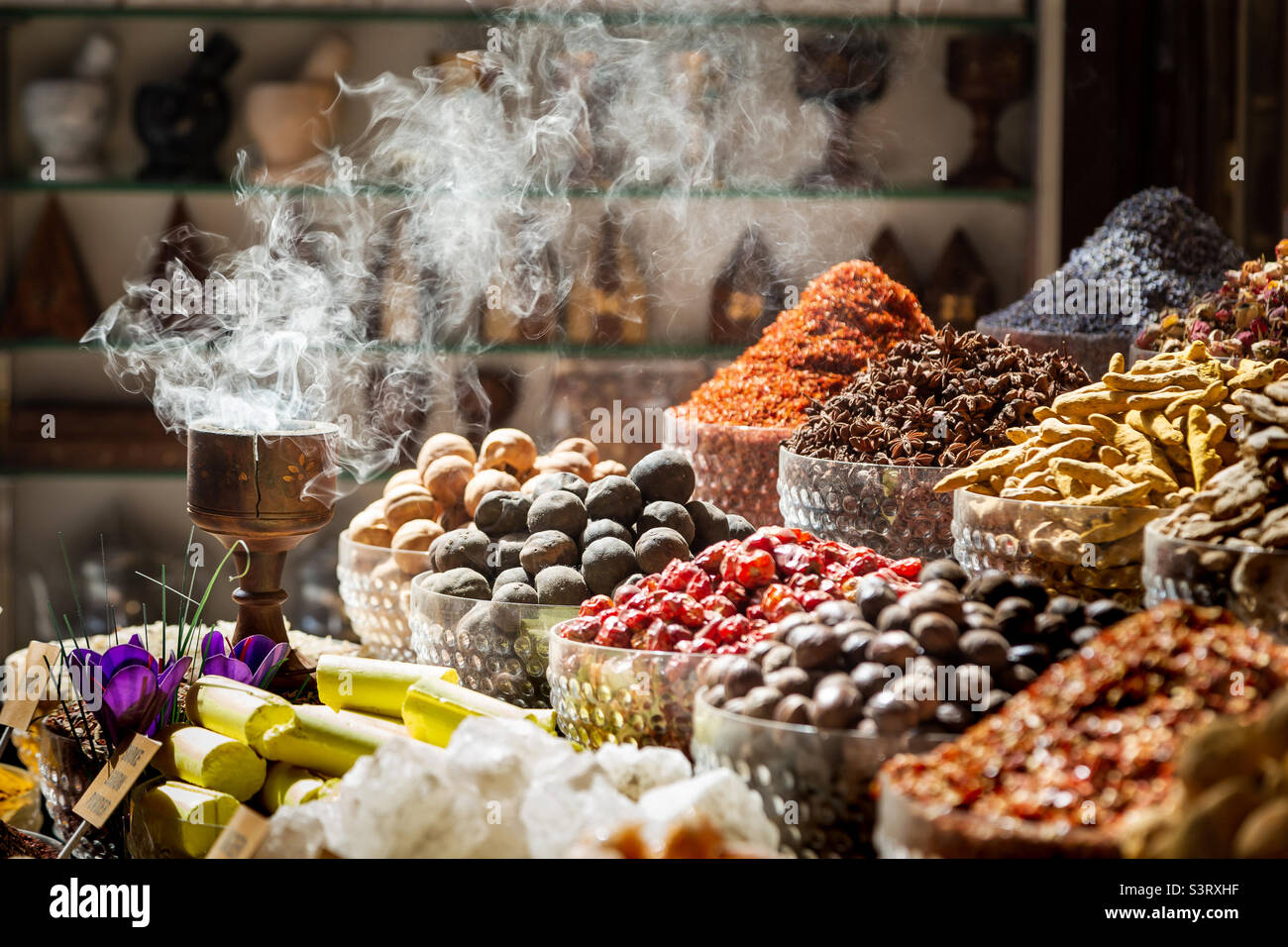 Arabo tradizionale incenso bukhoo bruciatore di legno agar con il fumo, utilizzato in Ramadan e Eid. Mercato delle spezie a Dubai. Foto Stock