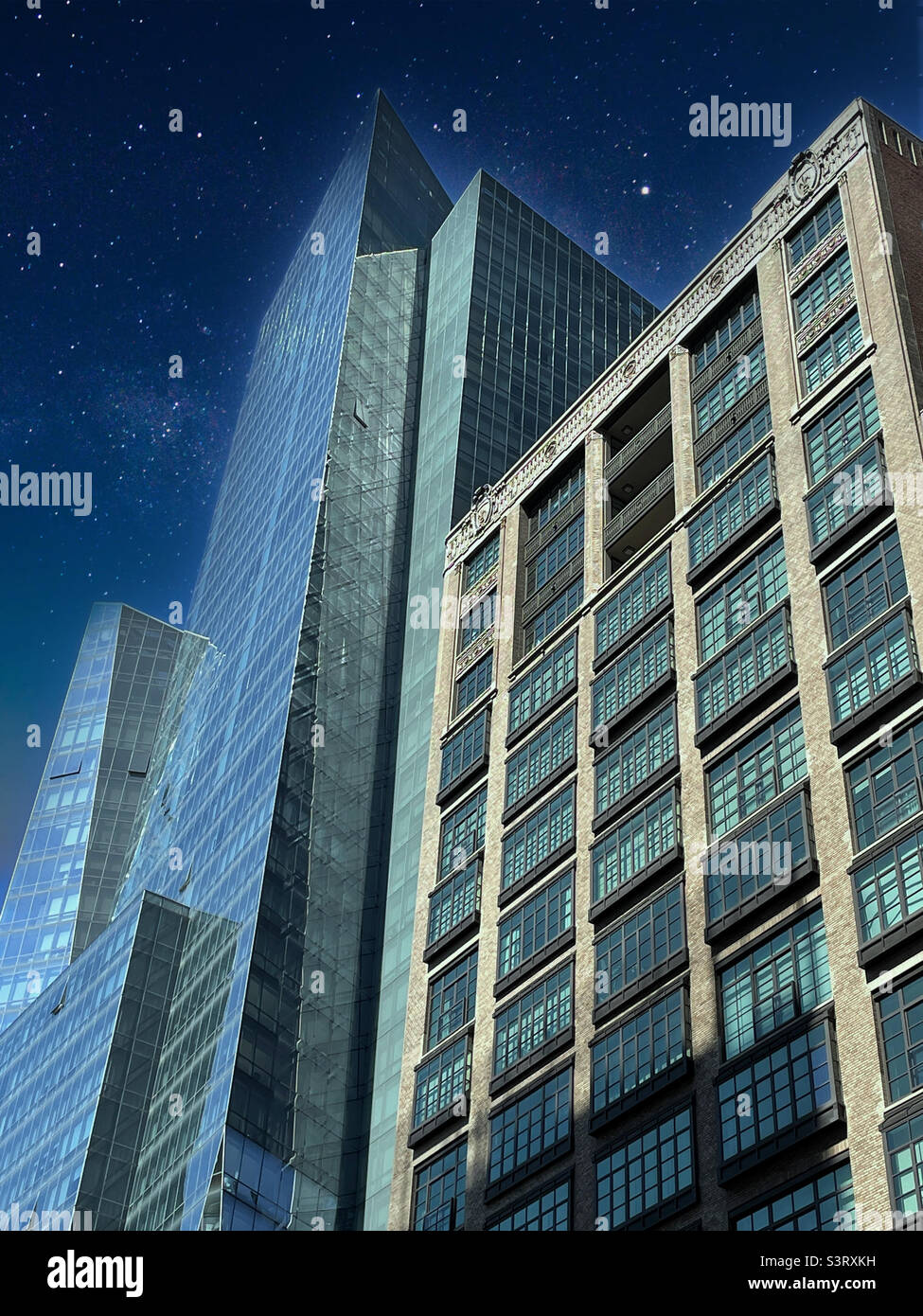 Stili di architettura contrastanti nel distretto di ferro piatto, 2022, New York City, USA Foto Stock