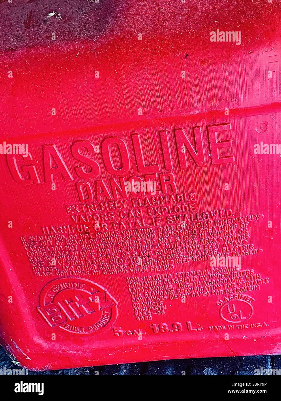 Il gas rosso brillante può, dice BENZINA Foto Stock