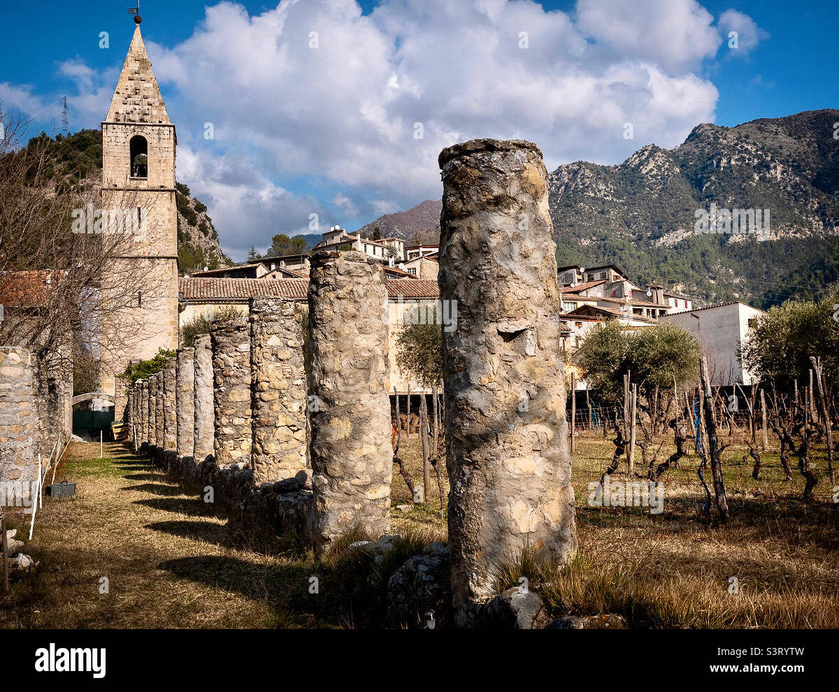 Pilastri di un vecchio chiostro associato con una chiesa di villaggio nella regione Var della Provenza nel sud della Francia Foto Stock