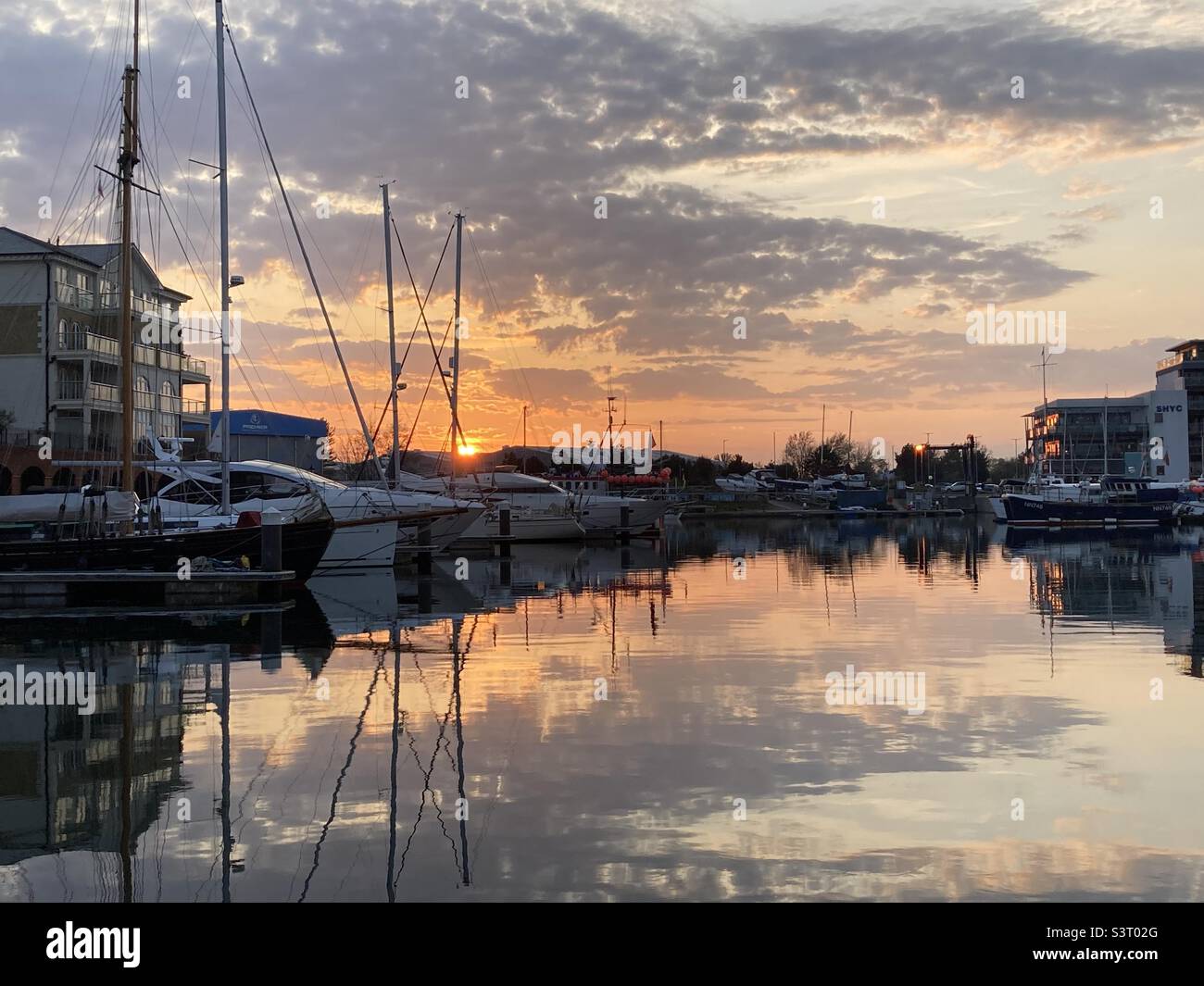 Un bel cielo e un riflesso hanno condotto sull'acqua a Sovereign Harbour - Immagine stock catturata con smartphone