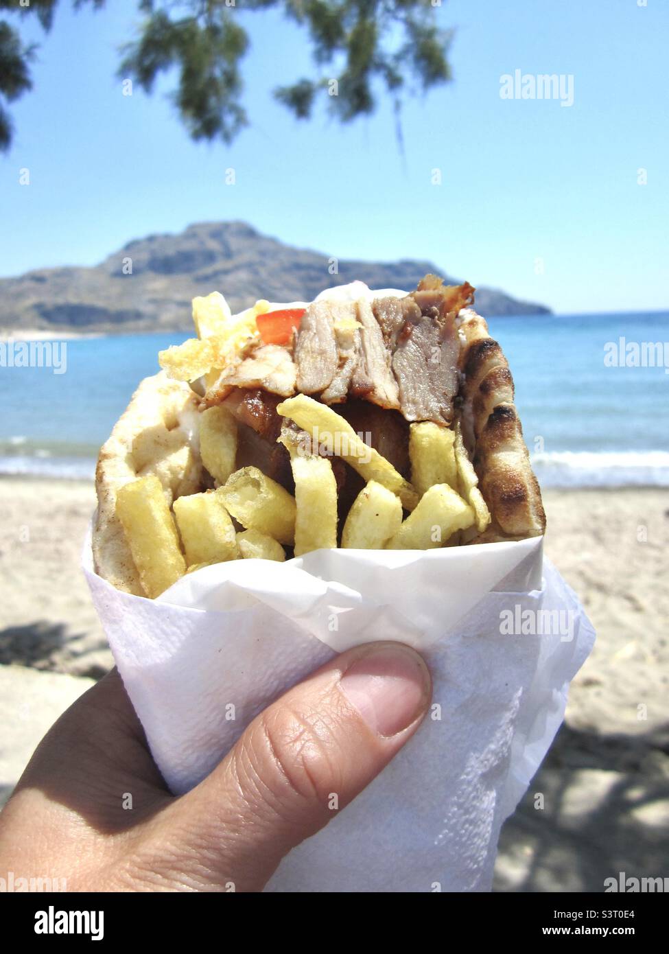 Gyros greco Street food in Grecia - Immagine stock catturata con smartphone